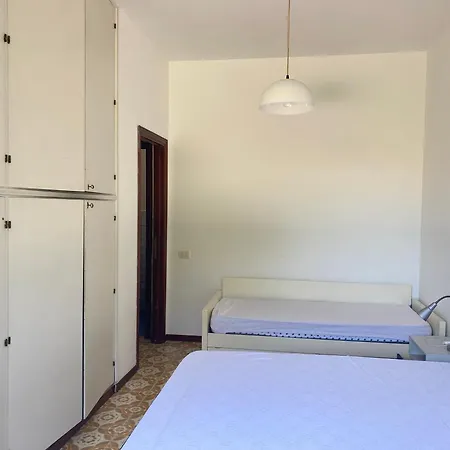 Piano Terra Con Corte Privata E Posto Auto 450 Mt Mare *