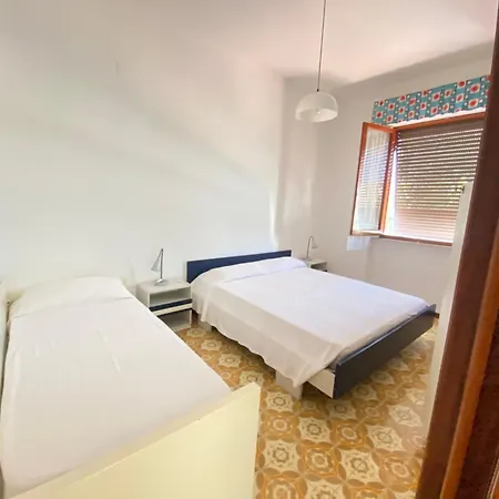 Piano Terra Con Corte Privata E Posto Auto 450 Mt Mare * Numana