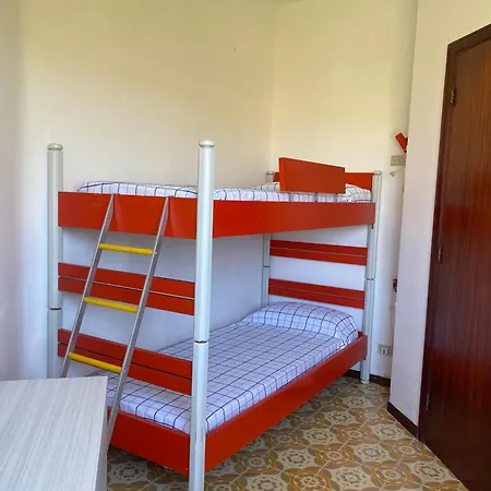 Piano Terra Con Corte Privata E Posto Auto 450 Mt Mare Numana